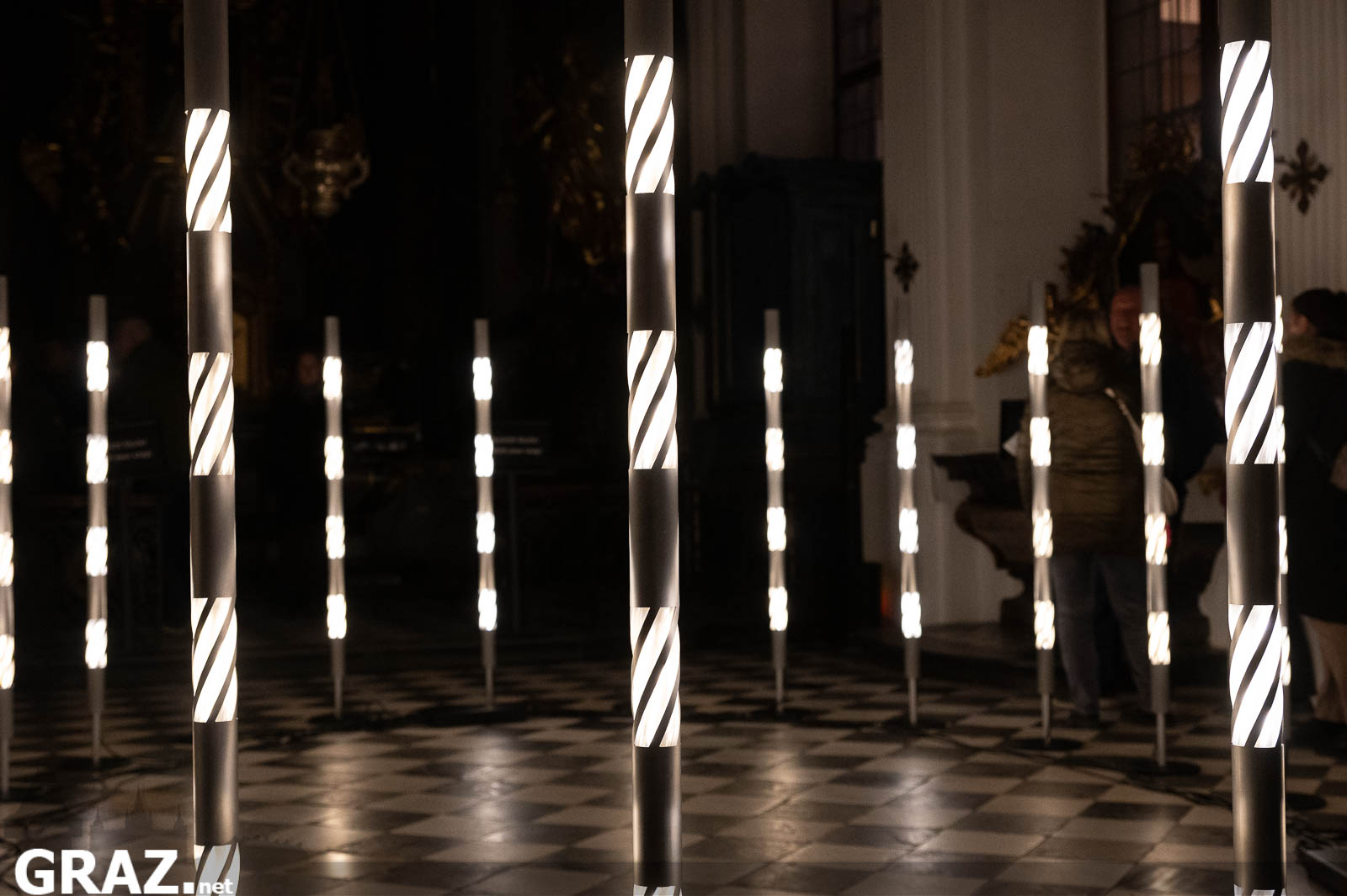 Detail der weiß leuchtenden, diagonal gemusterten Stäbe von Robin Beekmans „Continuum“ in Schloss Eggenberg.