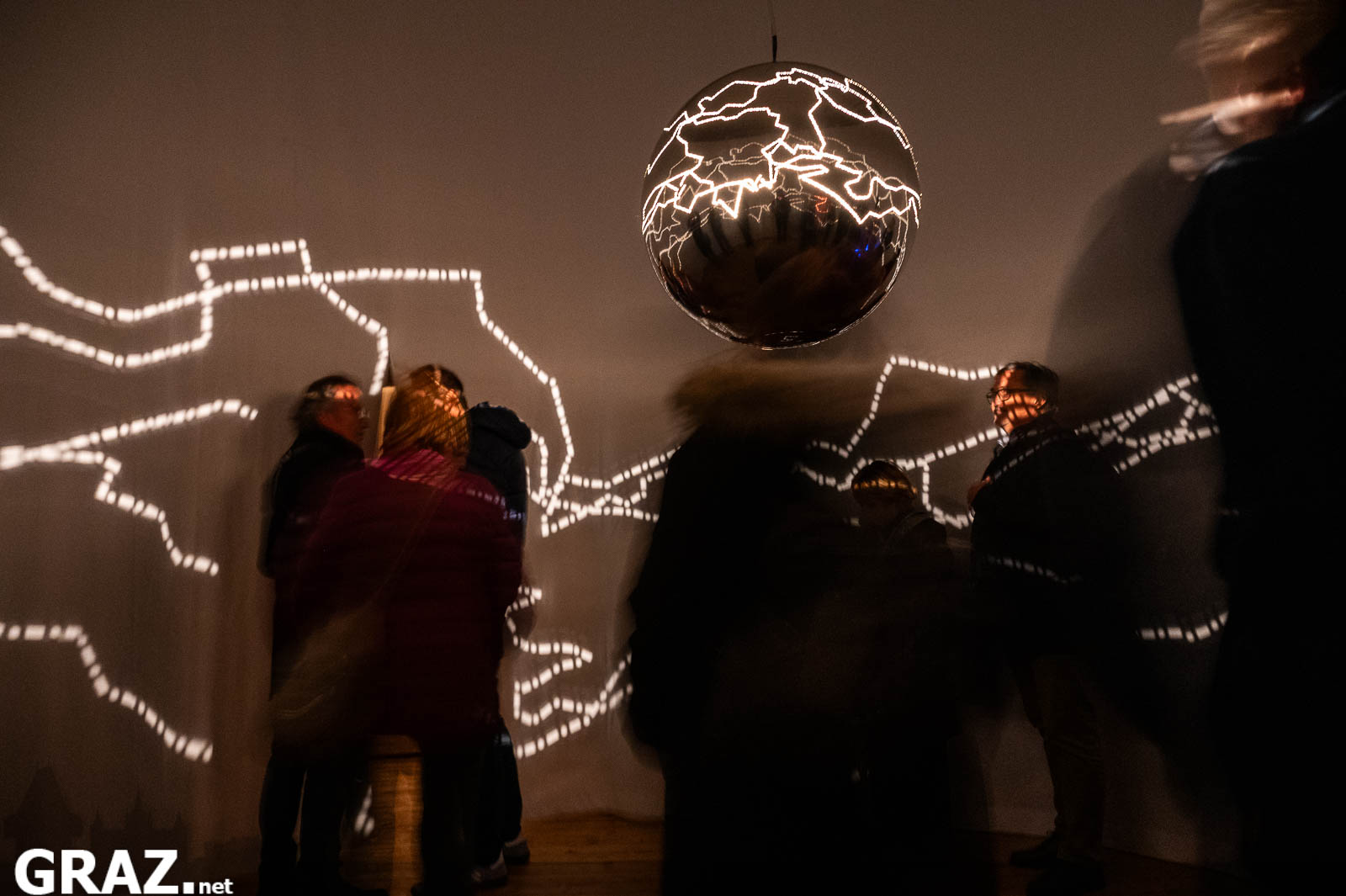 Die leuchtende Metallkugel von „Migratory Senses“ von Helga Griffiths wirft Linien auf die Wände der Sakristei.