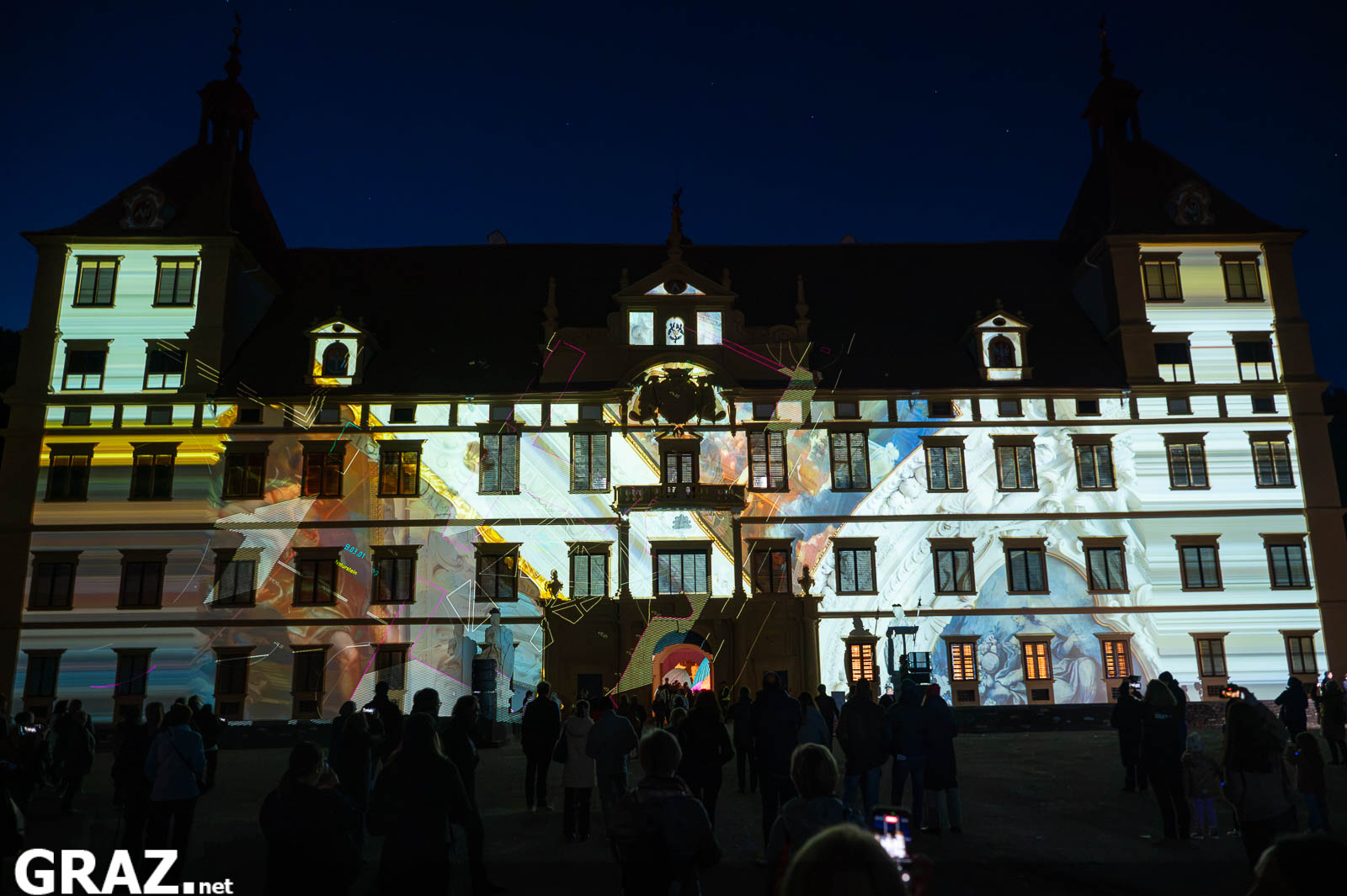 Geometrische Lichtflächen von „Kadenzen“ von Daniel Rossa verändern die Fassade von Schloss Eggenberg.
