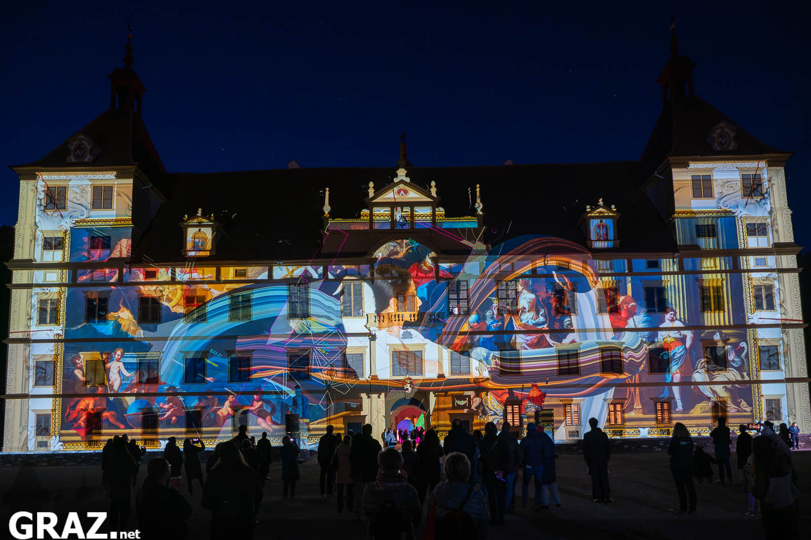 Blau-rote abstrakte Formen aus Daniel Rossas „Kadenzen“ auf der gesamten Fassade von Schloss Eggenberg.