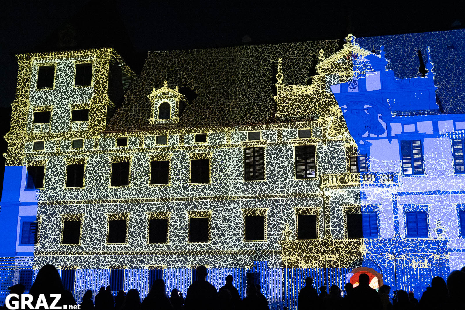 Ein feines weißes Liniennetz und blaue Flächen aus „Kadenzen“ von Daniel Rossa überziehen die Schlossfassade.