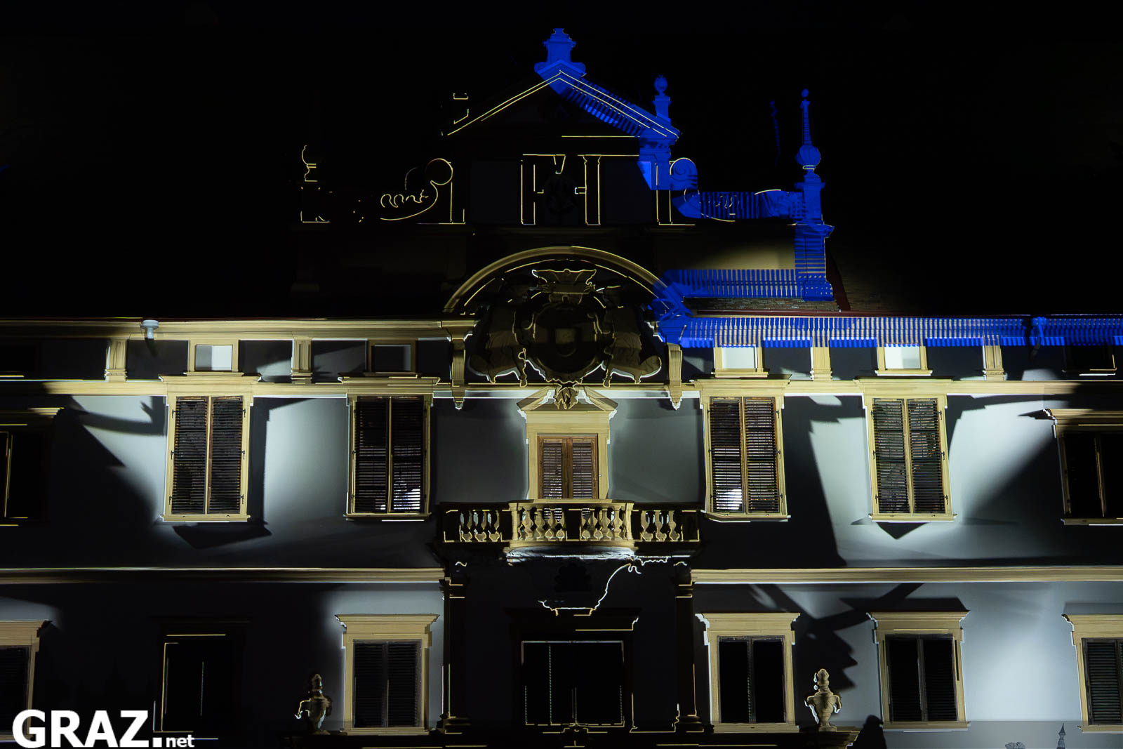 Blau-weiße Lichtflächen aus „Kadenzen“ von Daniel Rossa heben den Eingangsbereich von Schloss Eggenberg hervor.
