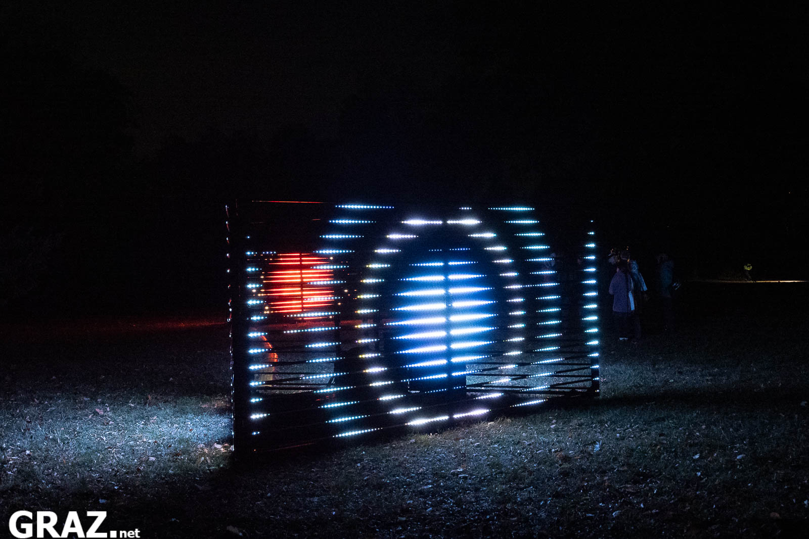 Ein LED-Kubus von „Prism“ der FH JOANNEUM und Kunstuniversität Graz zeigt blau-weiße Kreisformen im Schlosspark Eggenberg.