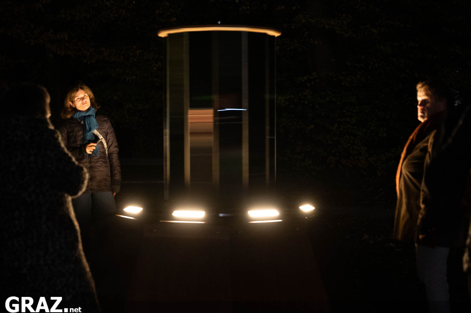 Gäste betrachten die rotierende Spiegelinstallation „The Self at 50 Hertz“ von Omer van Soldt im Schlosspark Eggenberg.